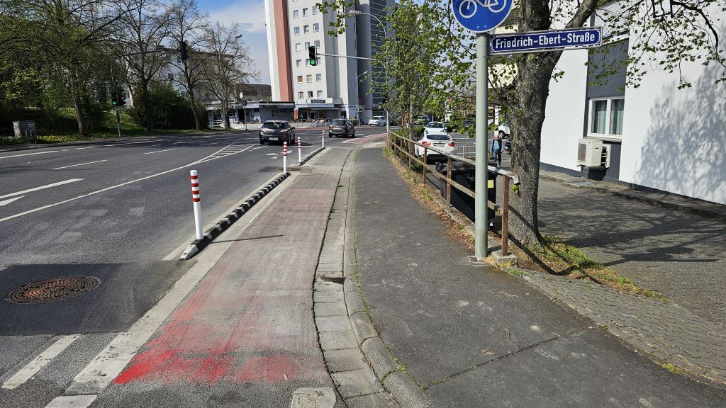 Greenwich Wand Orca separators protecting a cycle lane in Limburg, Germany