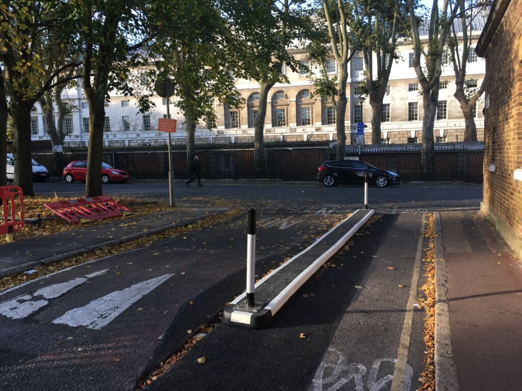 500 mm road splitter installed in an urban street, featuring reflective bollards to separate traffic lanes and guide vehicles